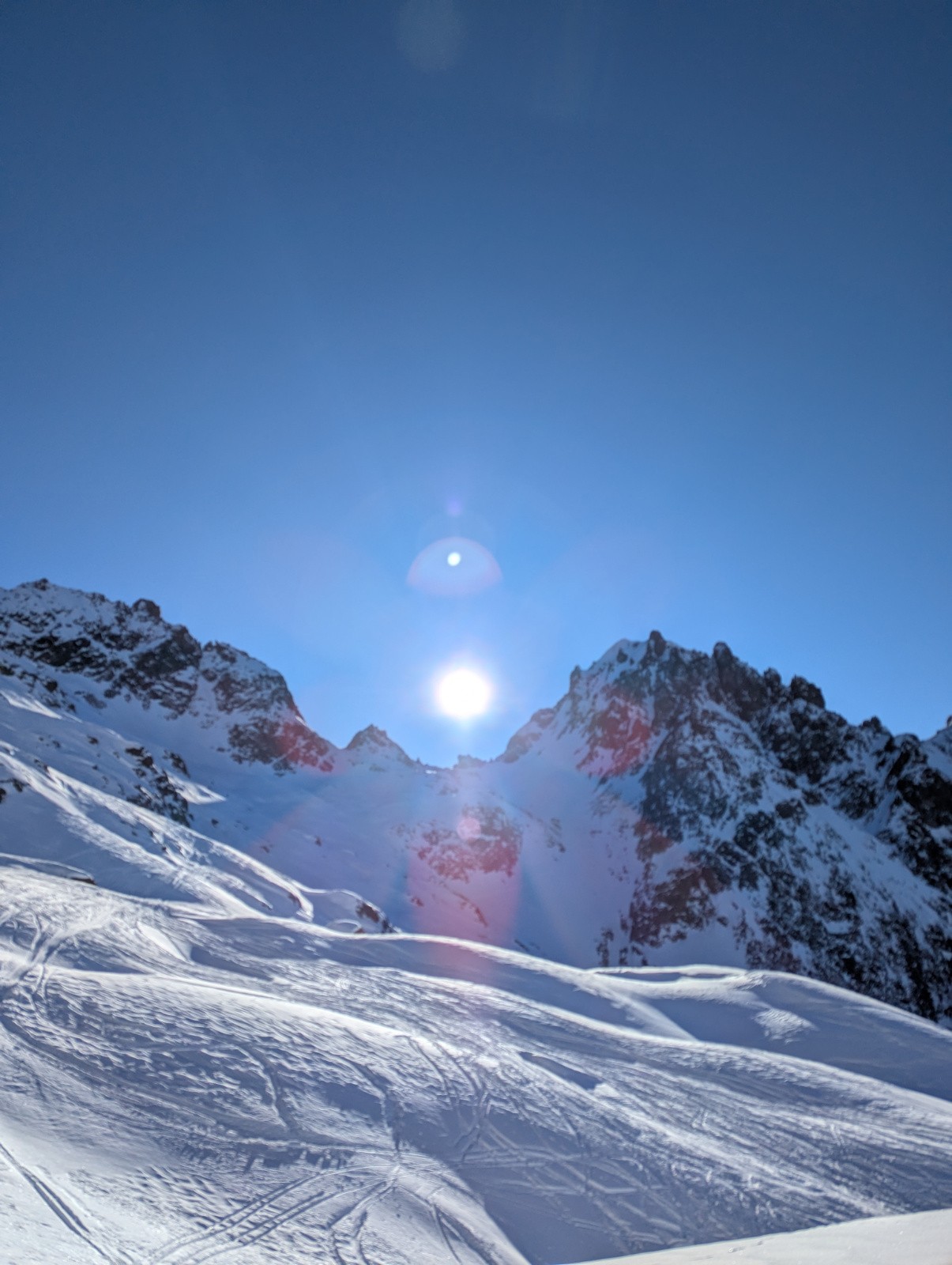 Vu sur le col des Crochues de l'autre côté, à partir de là, la neige devient crouté hyper dur et inskiable. On dérape plus qu'on ne skie