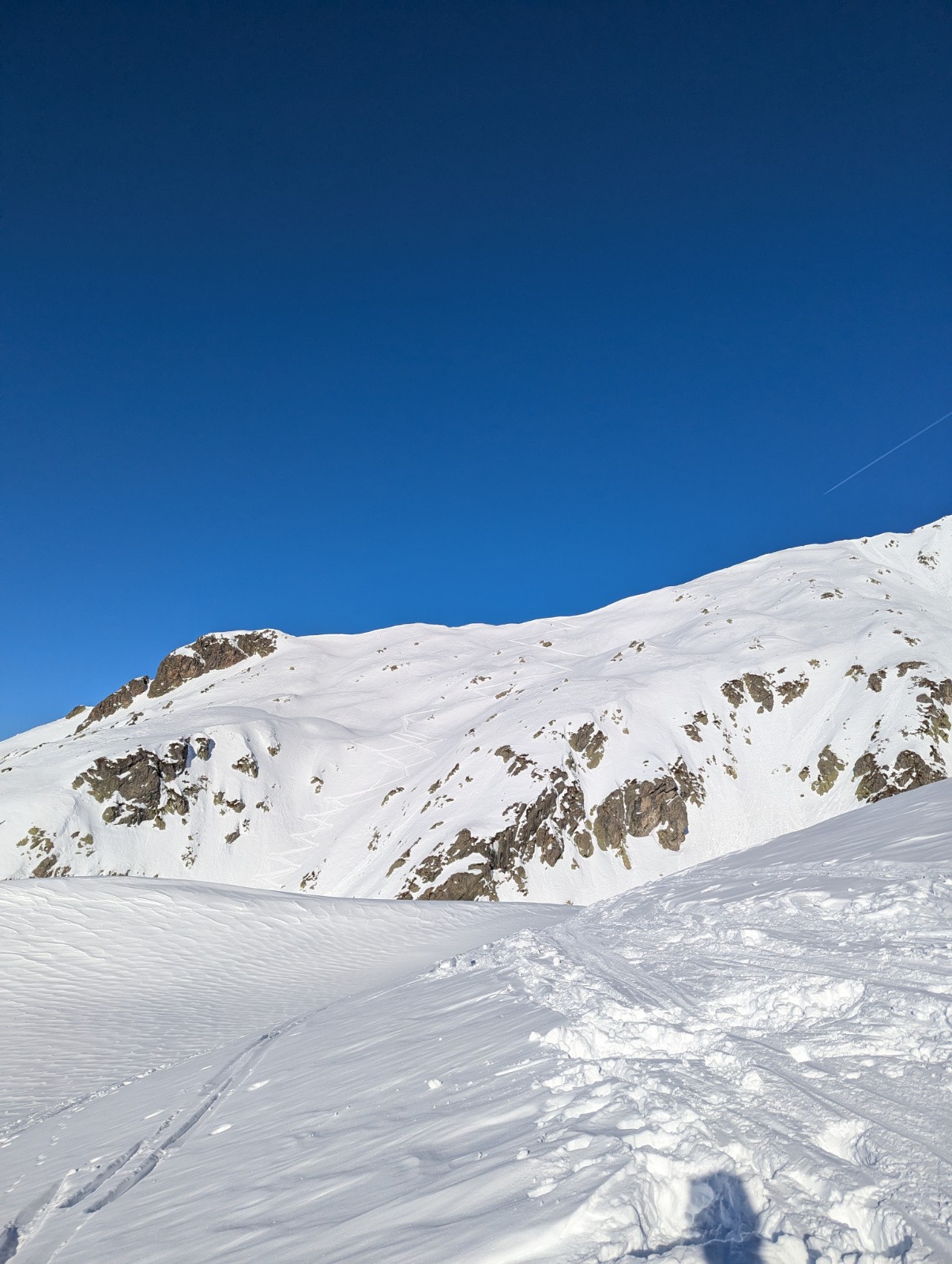 Là où on repeaute pour monter au col de Bérard. Au fond, les traces pour aller à la brèche de Bérard