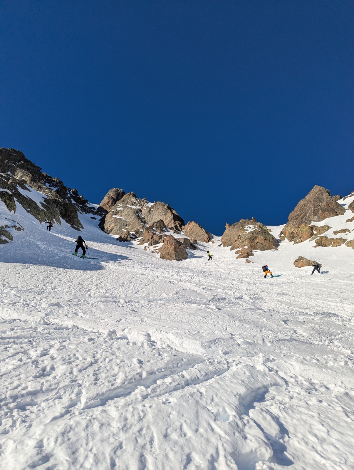 La montée au col des Crochues, avec beaucoup de monde...