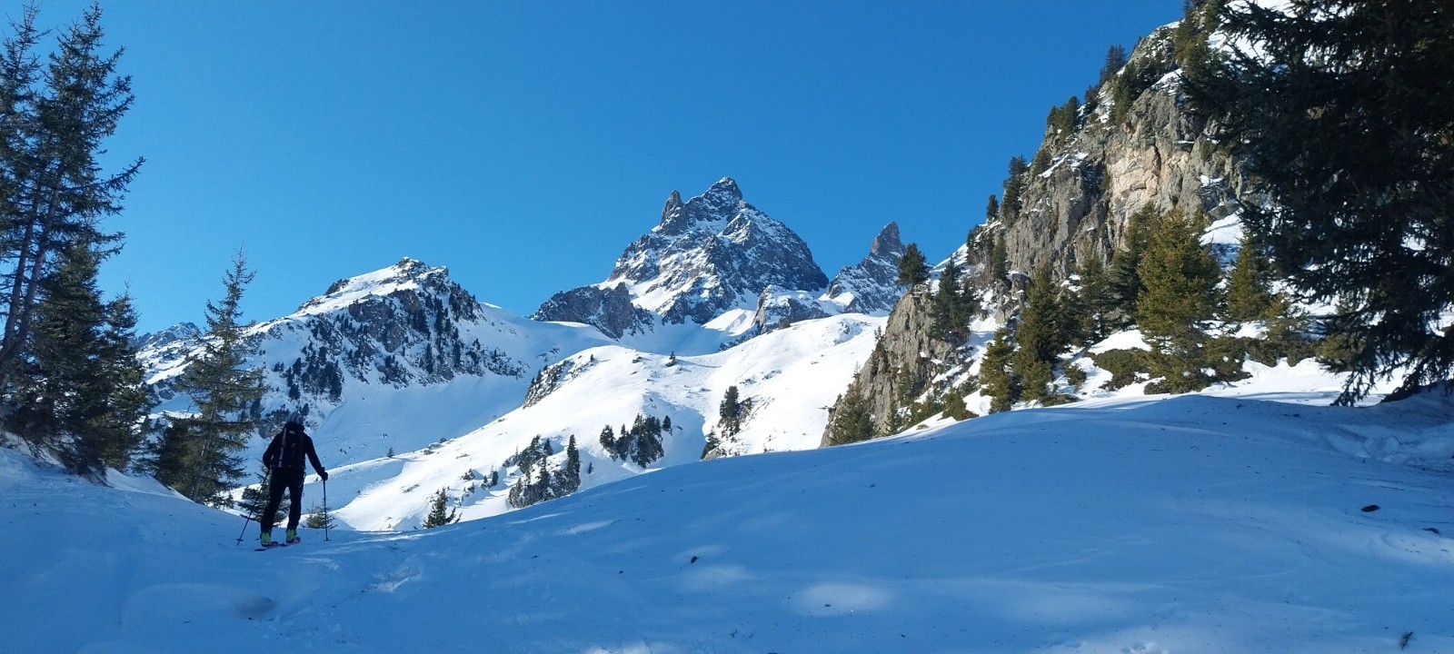 en haut du 1er mur, le grand pic veille 