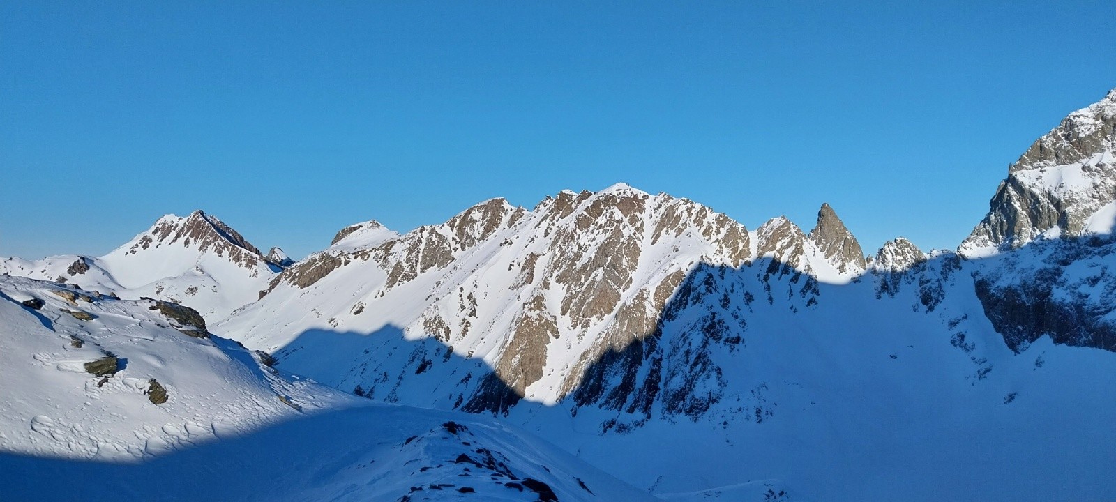 vue depuis le col de freydane sur le col de la Balmette à droite du pic Larmartine 