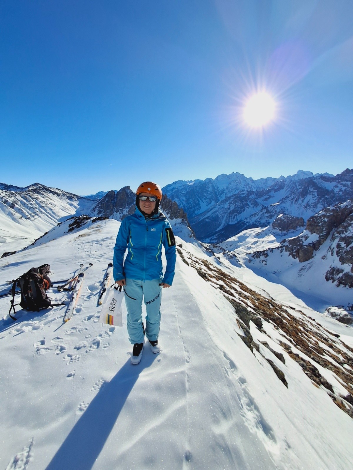 Agnès avec la barre des Écrins et le Grand lac