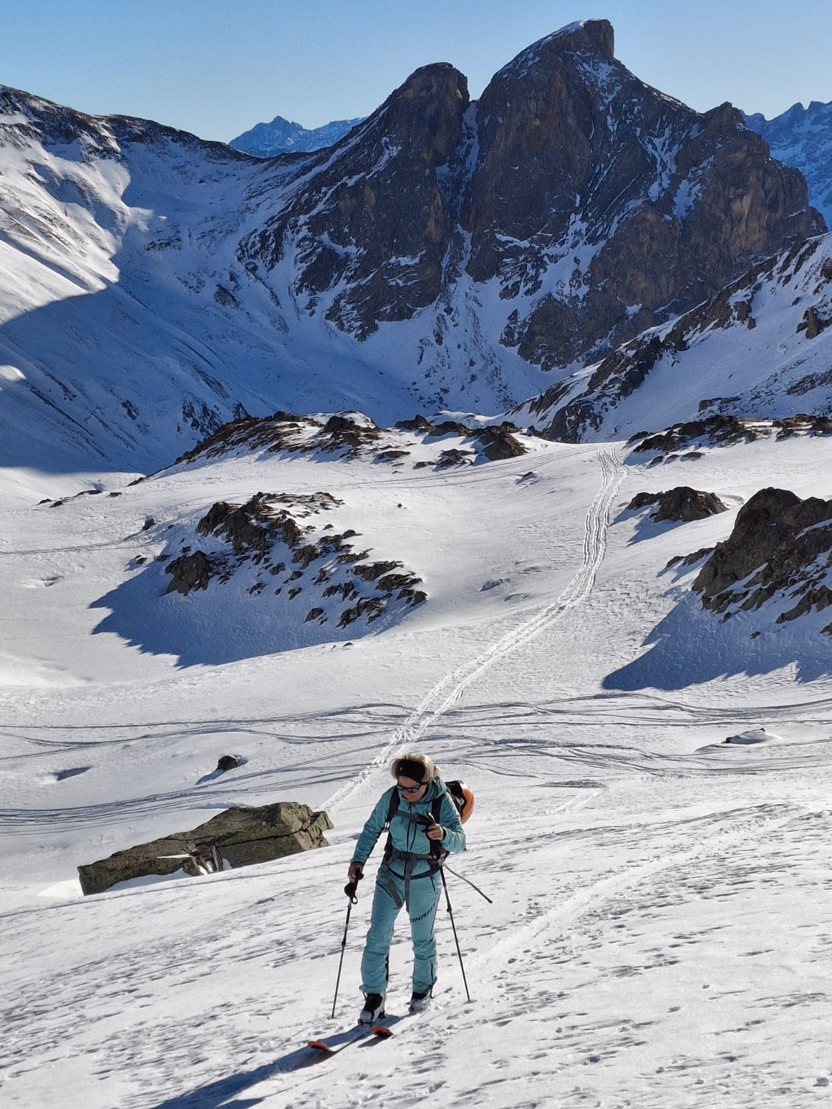  Agnès sur fond d'aiguillage du Lauzet