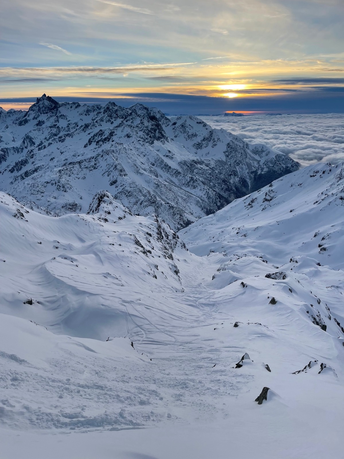 Descente de la dent du Pra : déjà bien trafollé et travaillé par le vent. 