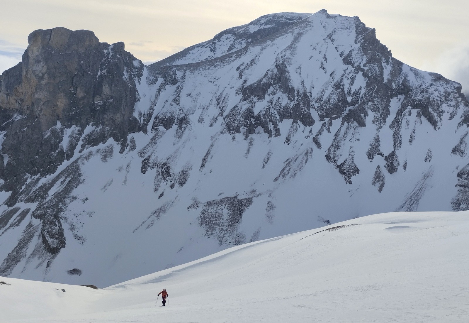 Le versant Nord de la Tête de plate longue a mauvaise mine... (photo Brice)