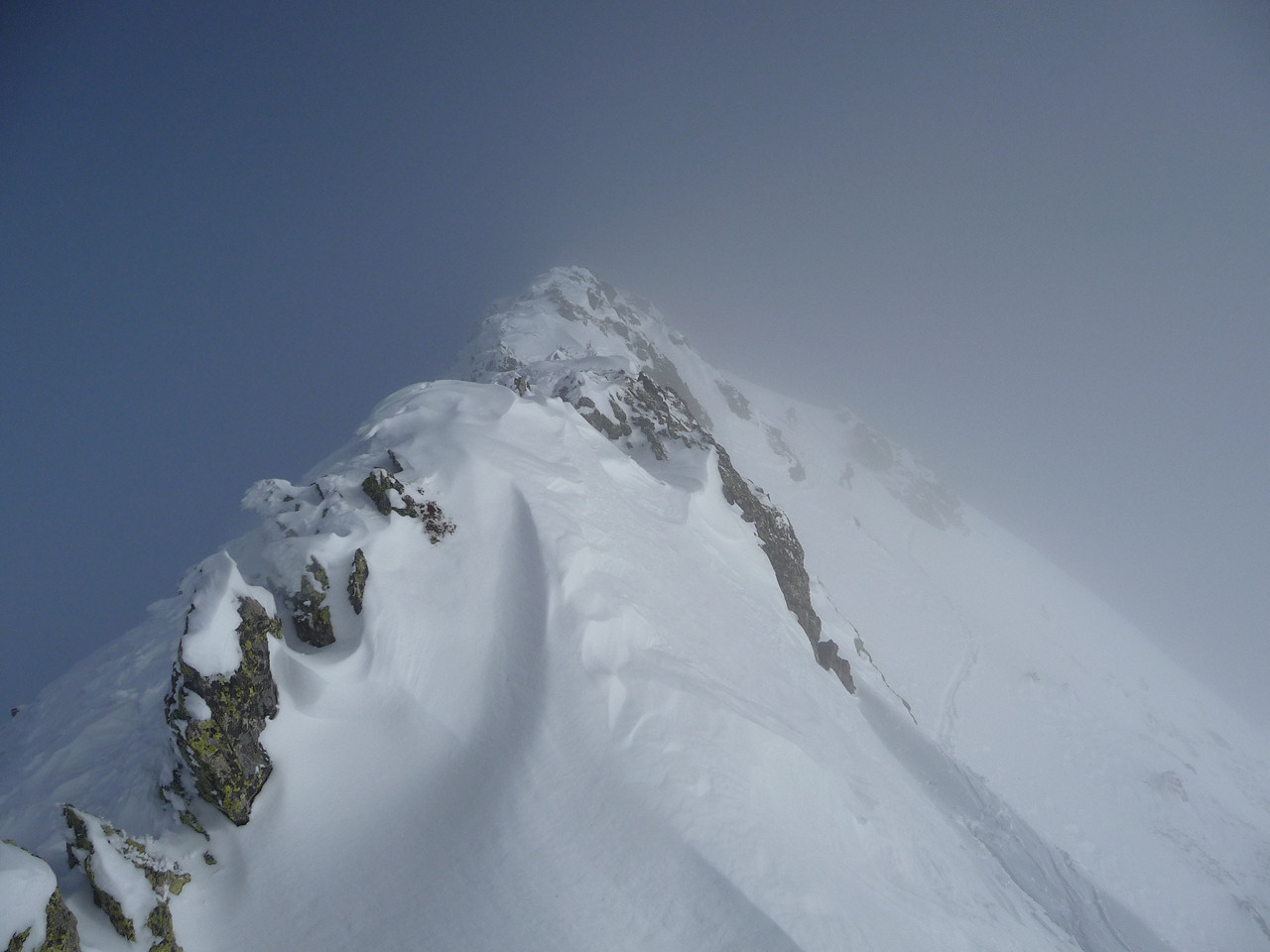 A l'approche du sommet : Sous le sommet, dans la brume 2 randonneurs de Tarentaise se battent avec la dernière pente