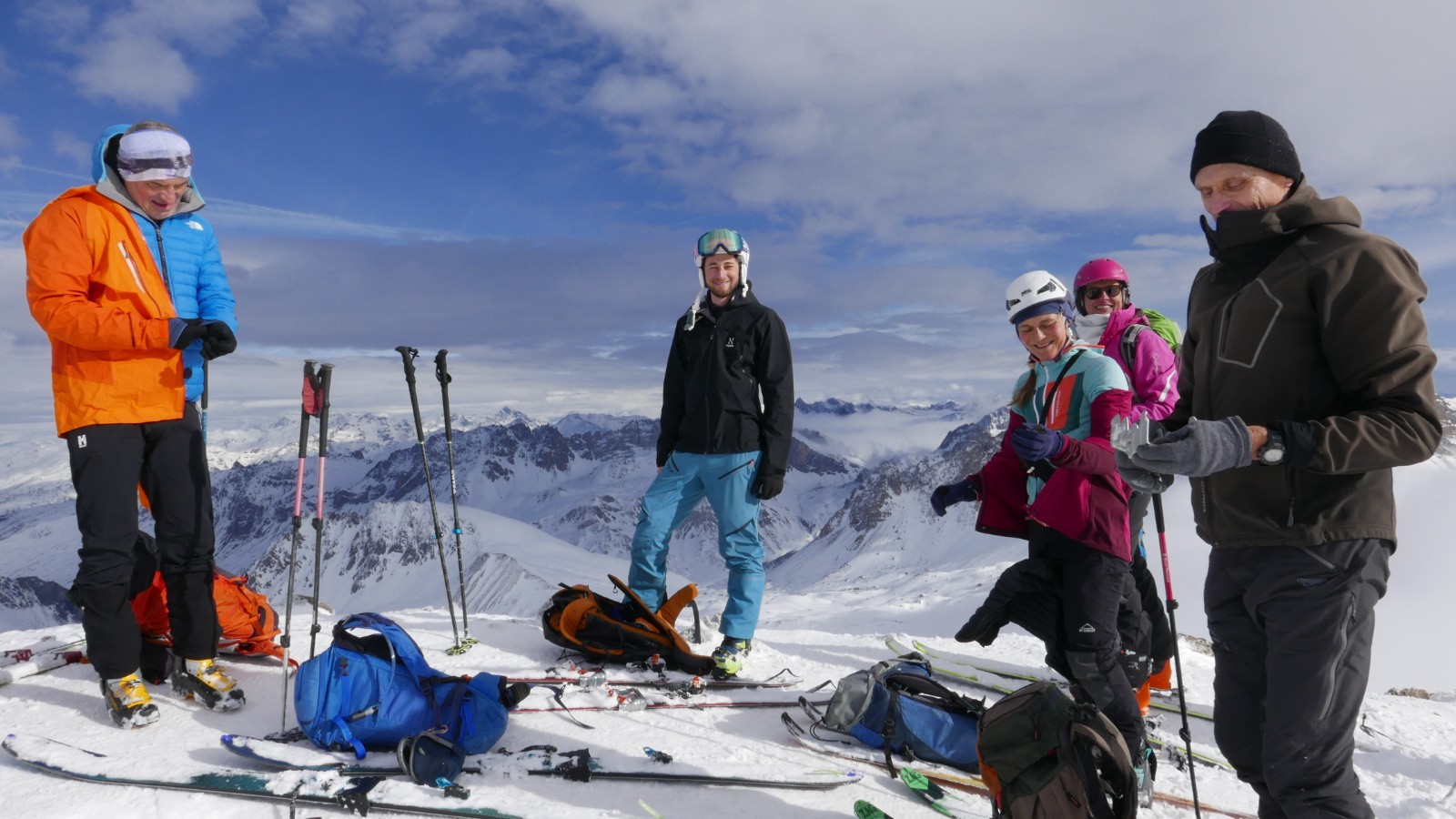 Le groupe sous le soleil au sommet.