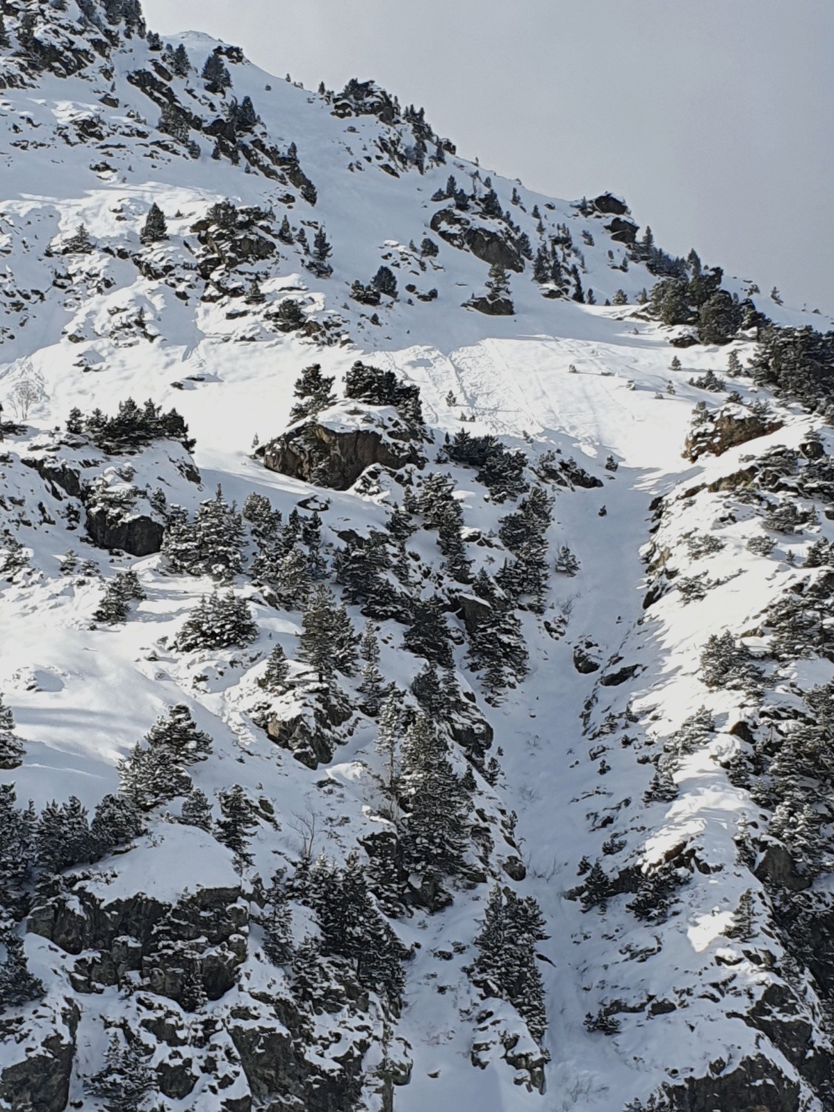 Sous les coulées en face E du Grand Eulier