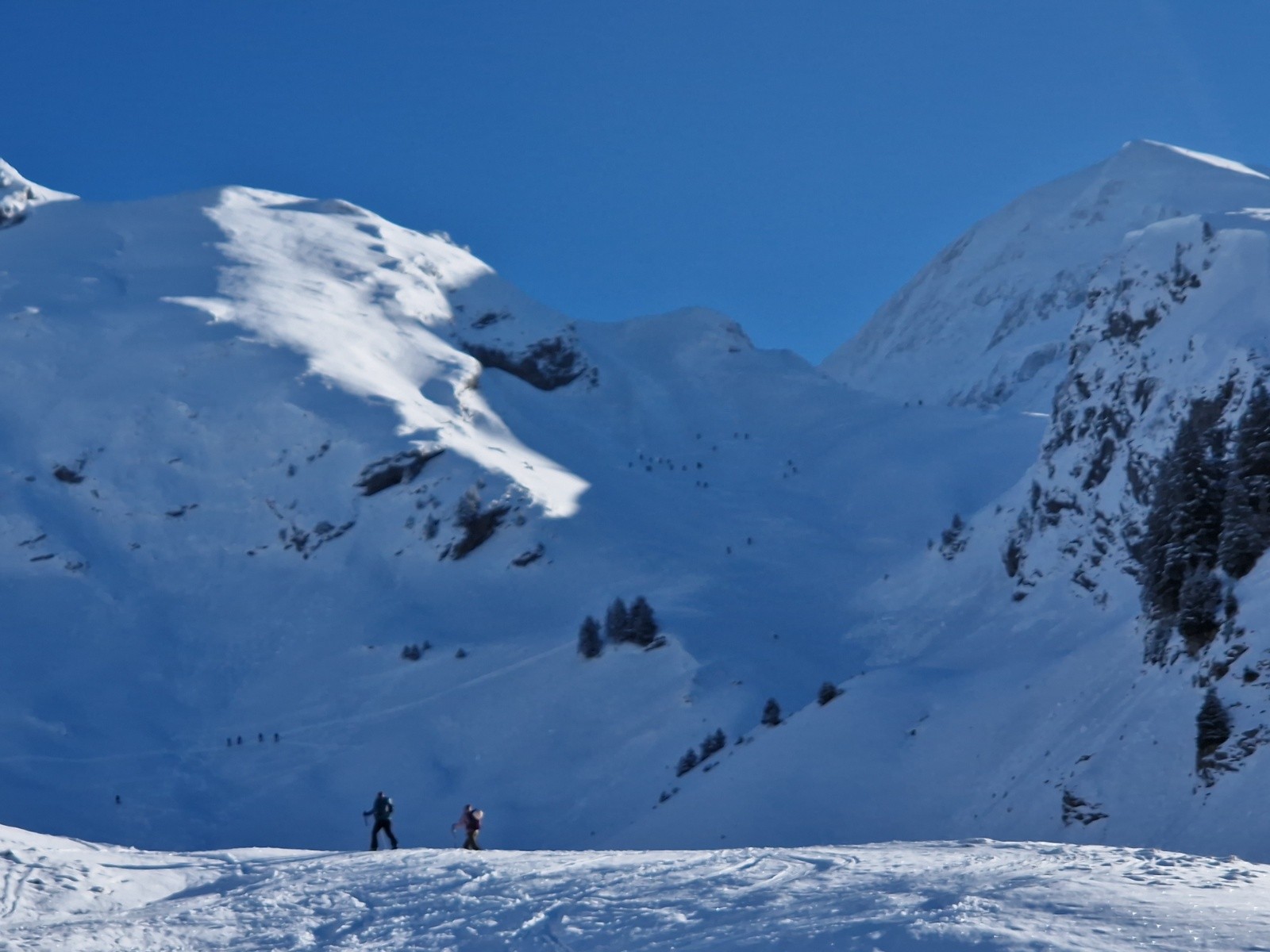 Beaucoup de monde pour monter au col des Porthets