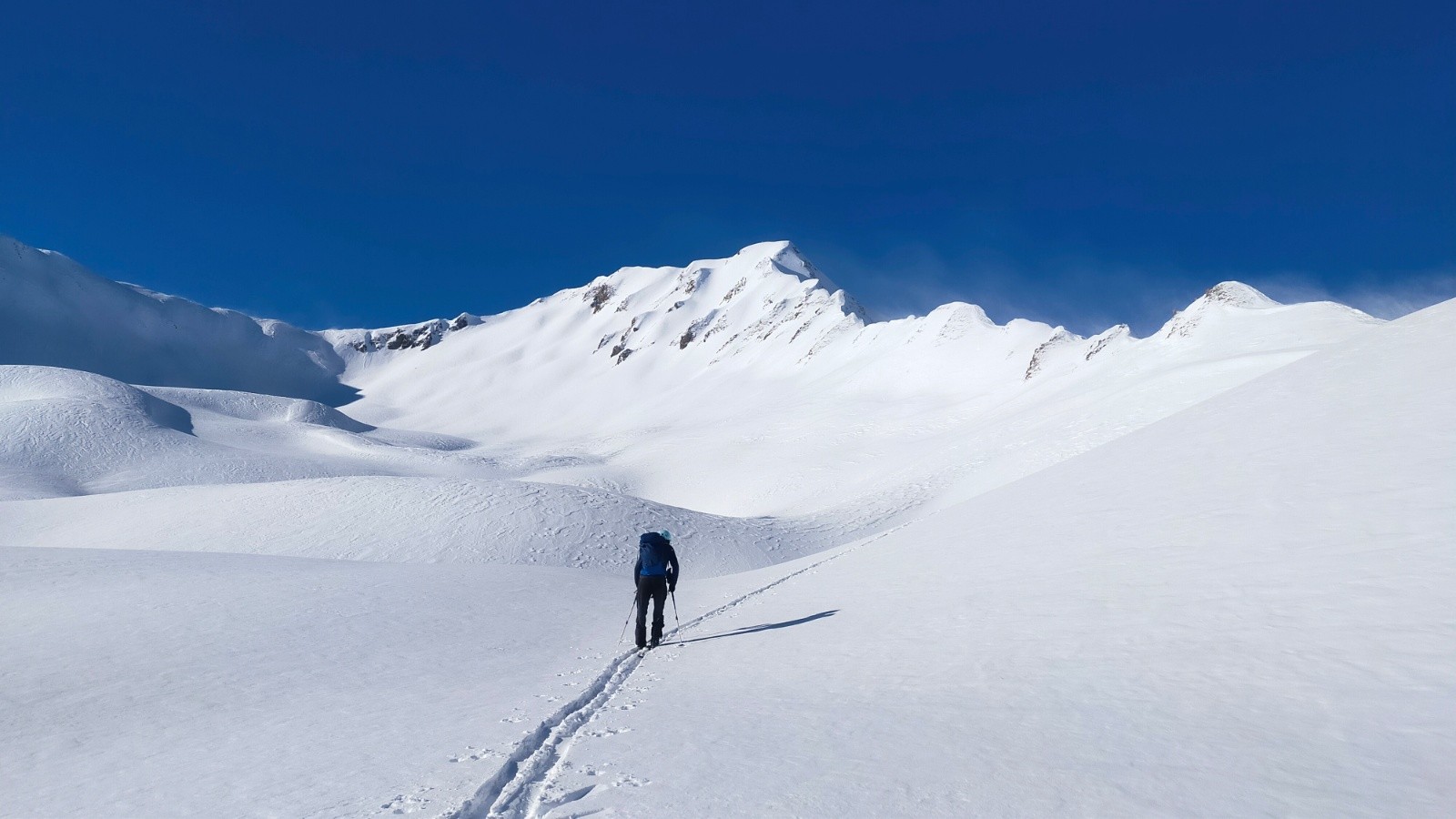  Remontée au col de Corne Noire, Crêt du Rey derrière 