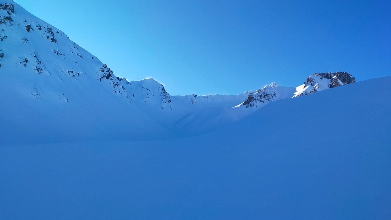  Descente sauvage tout à l'ombre derrière le col 🥶