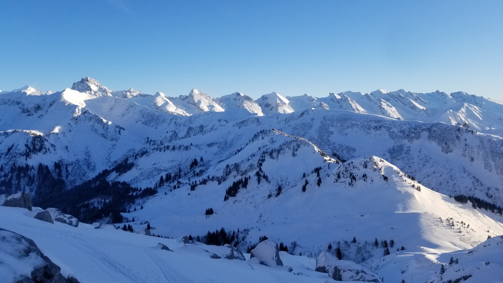 Les Aravis derrière la Pointe d'Almet