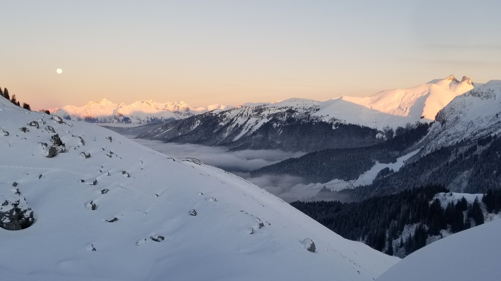 La Lune au-dessus des sommets du Haut Giffre