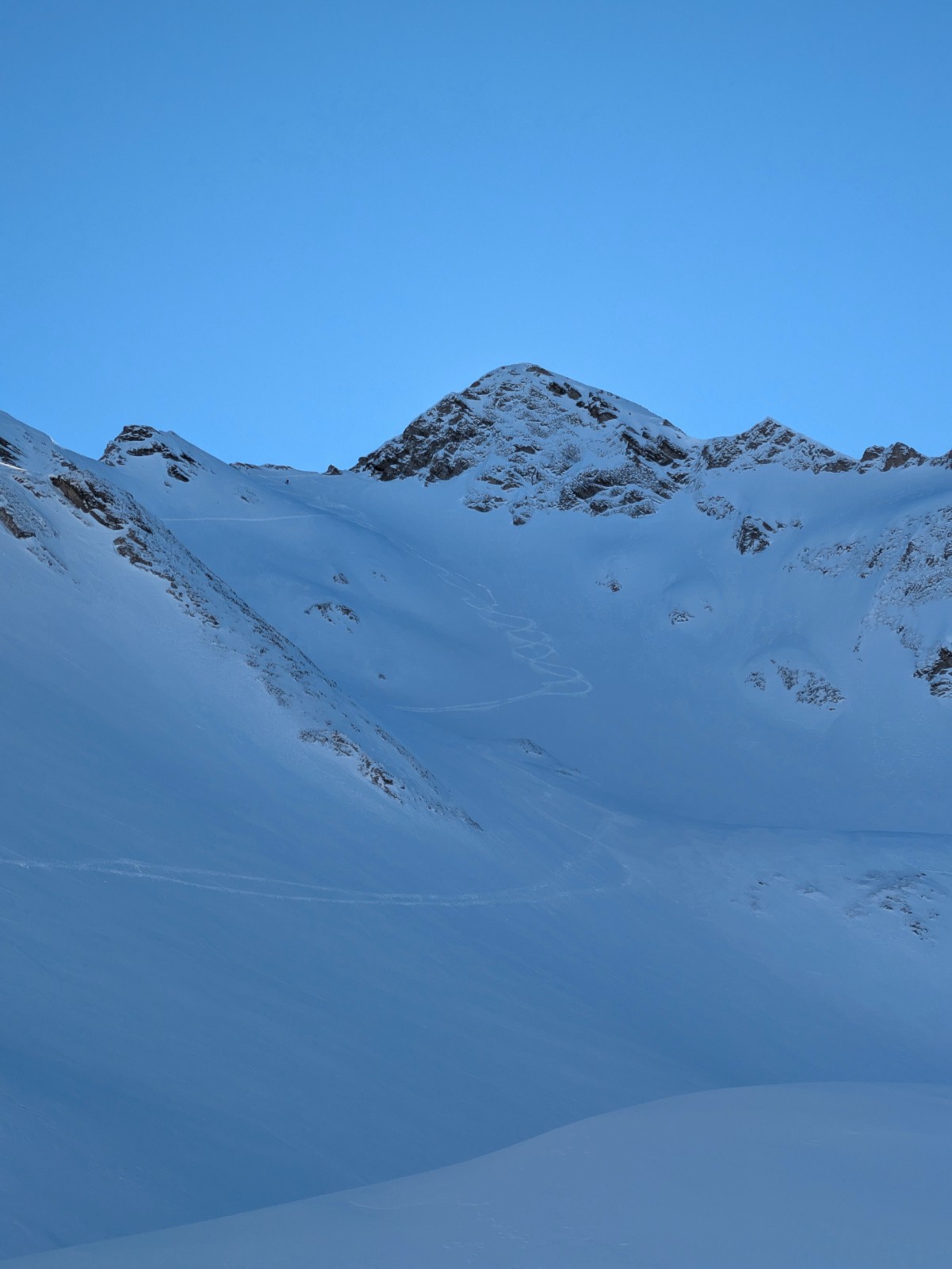 Notre modeste trace de descente (et de montée un peu aussi) sous la tête de Paccaly