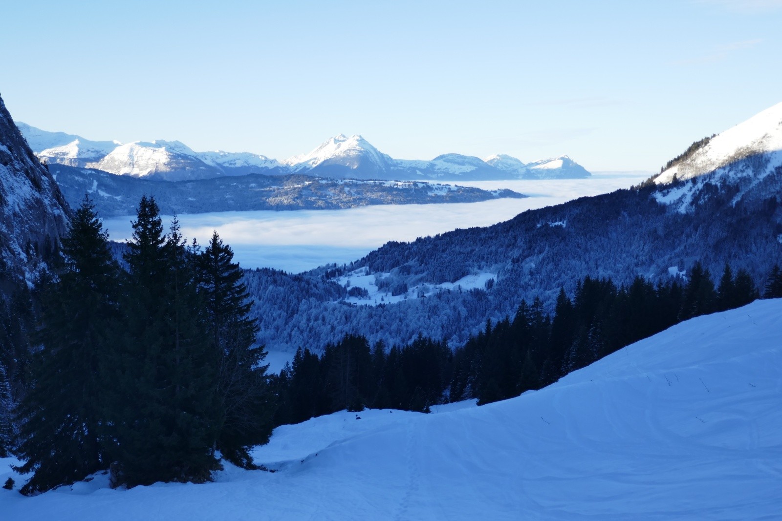 Le stratus sur la vallée du Giffre. Au fond les Bornes et Pte d'Andey