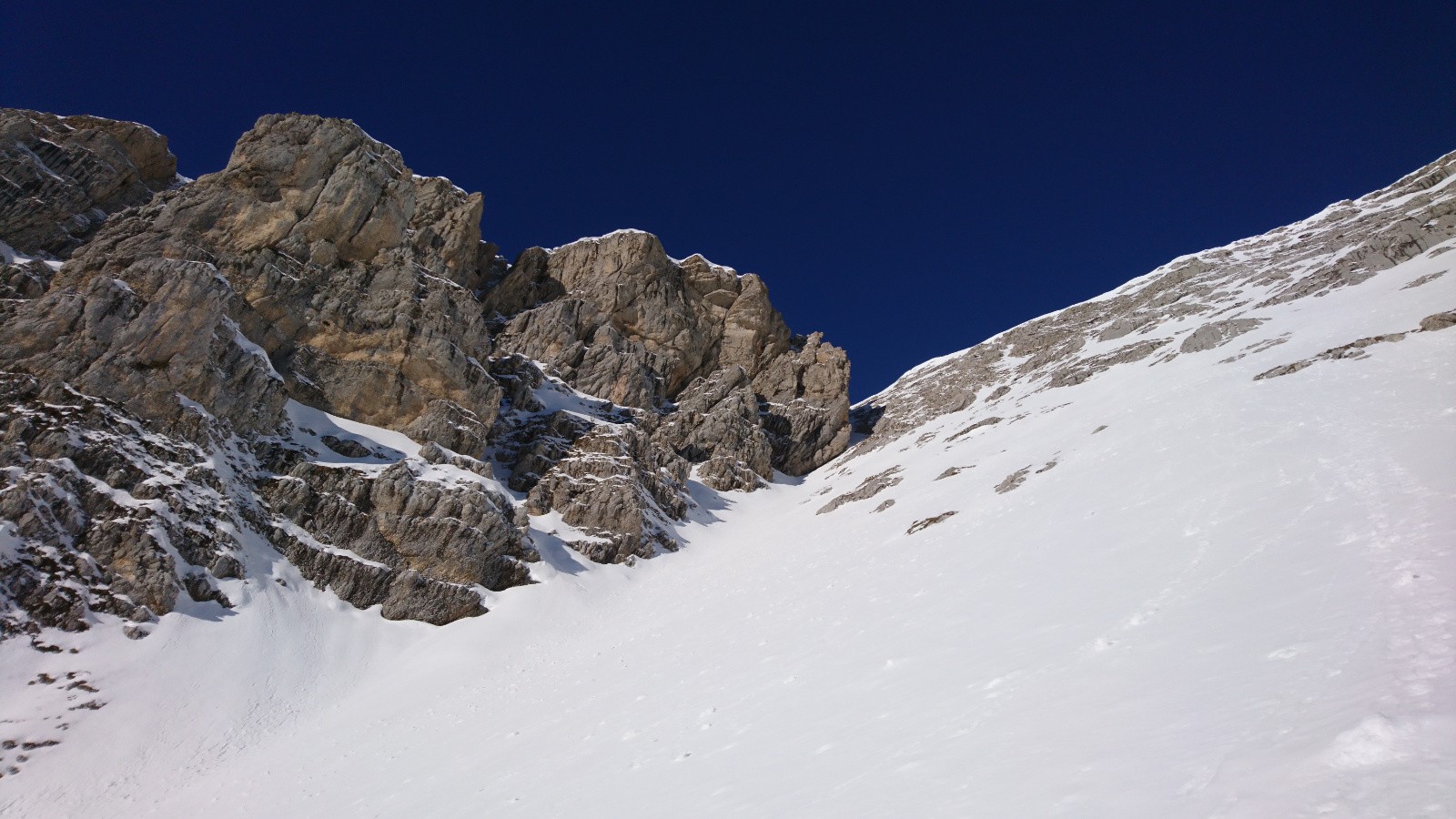 la partie supérieure du couloir - la sortie reste dans l'ombre. 