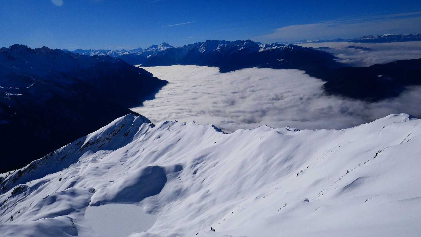 En enfilade: Lac noir (mais blanc), le Char, cra-cra chez moi et autres massifs de Chartreuse aux Ecrins...