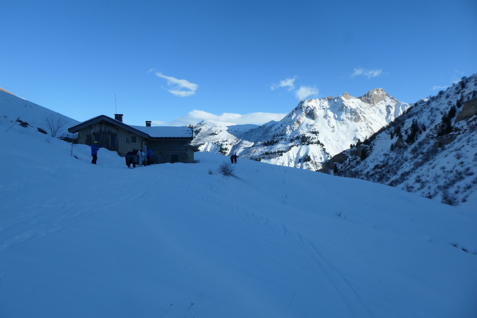 Il y a du monde au refuge de Plan Lombardie 