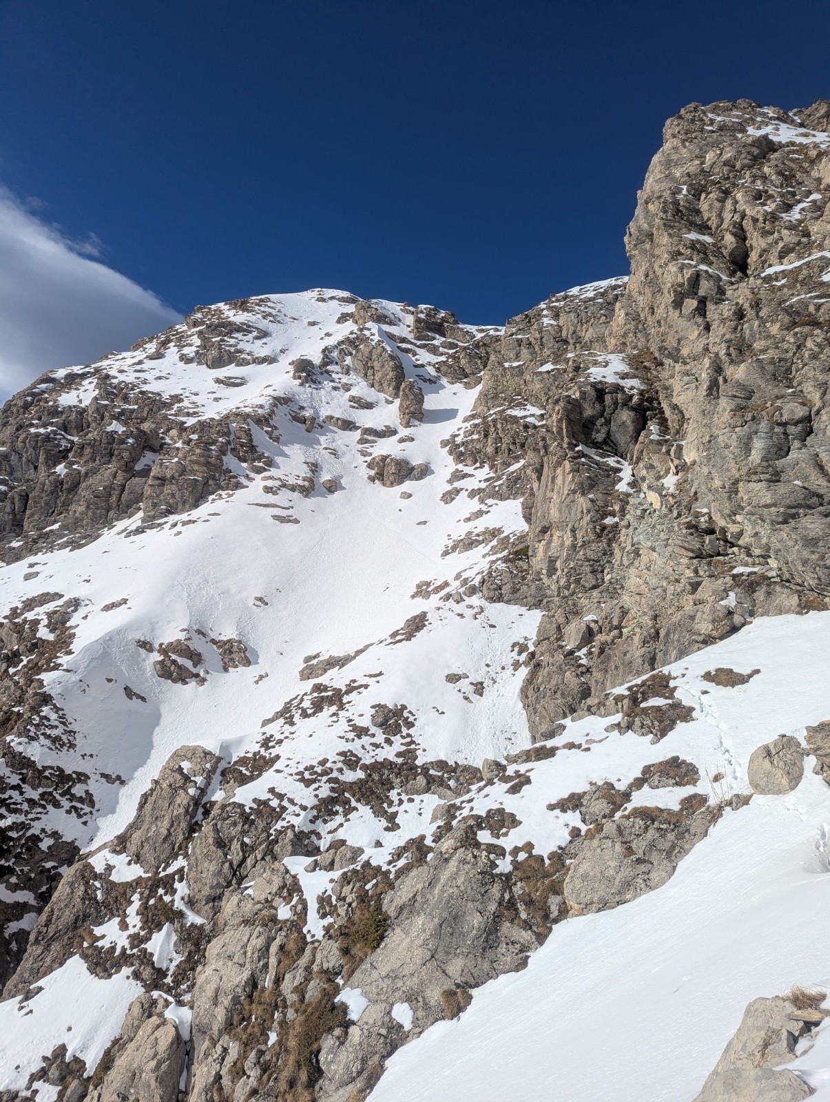 Pentes suspendues apres la traversée sous la brèche, raide mais bon a skier 