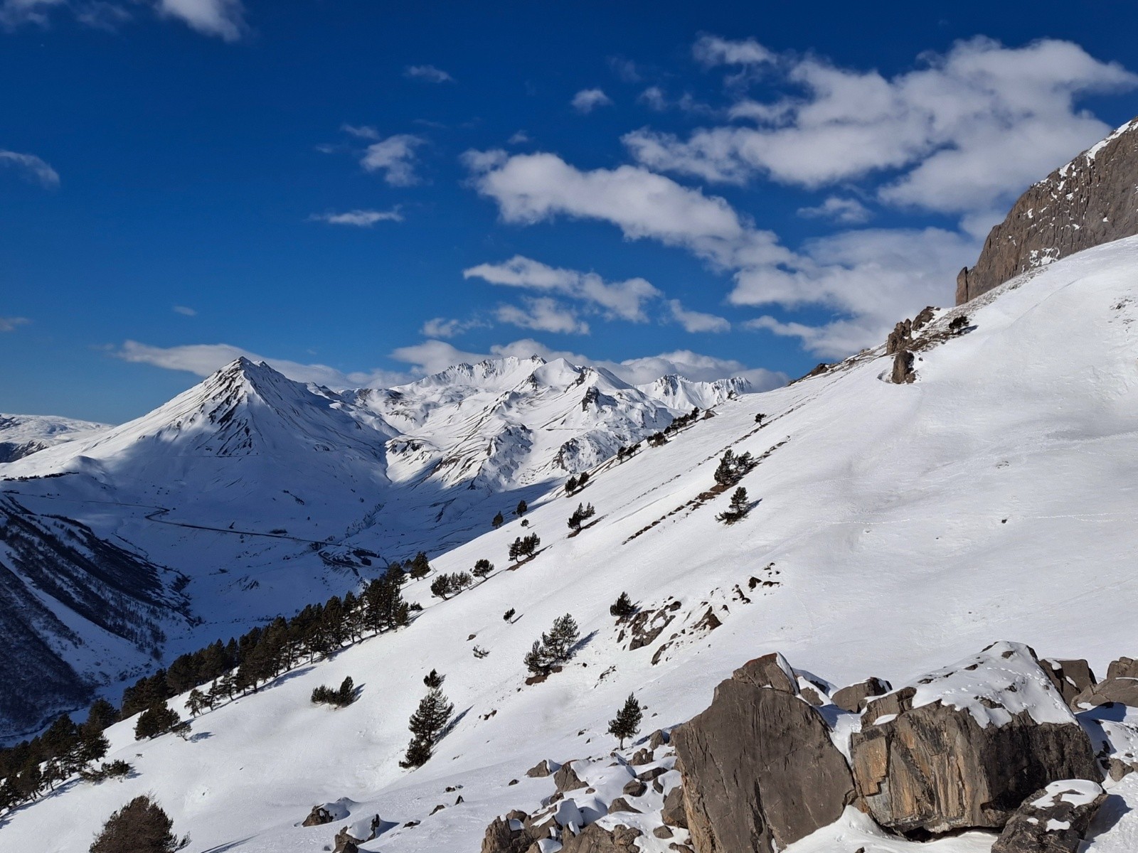 au fond, les crêtes de Chaillol, les 3 évêchés et le pic blanc du galibier.