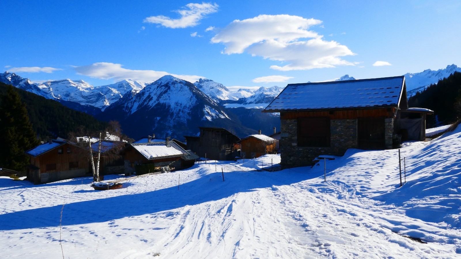 La Cour enneigée quand même...