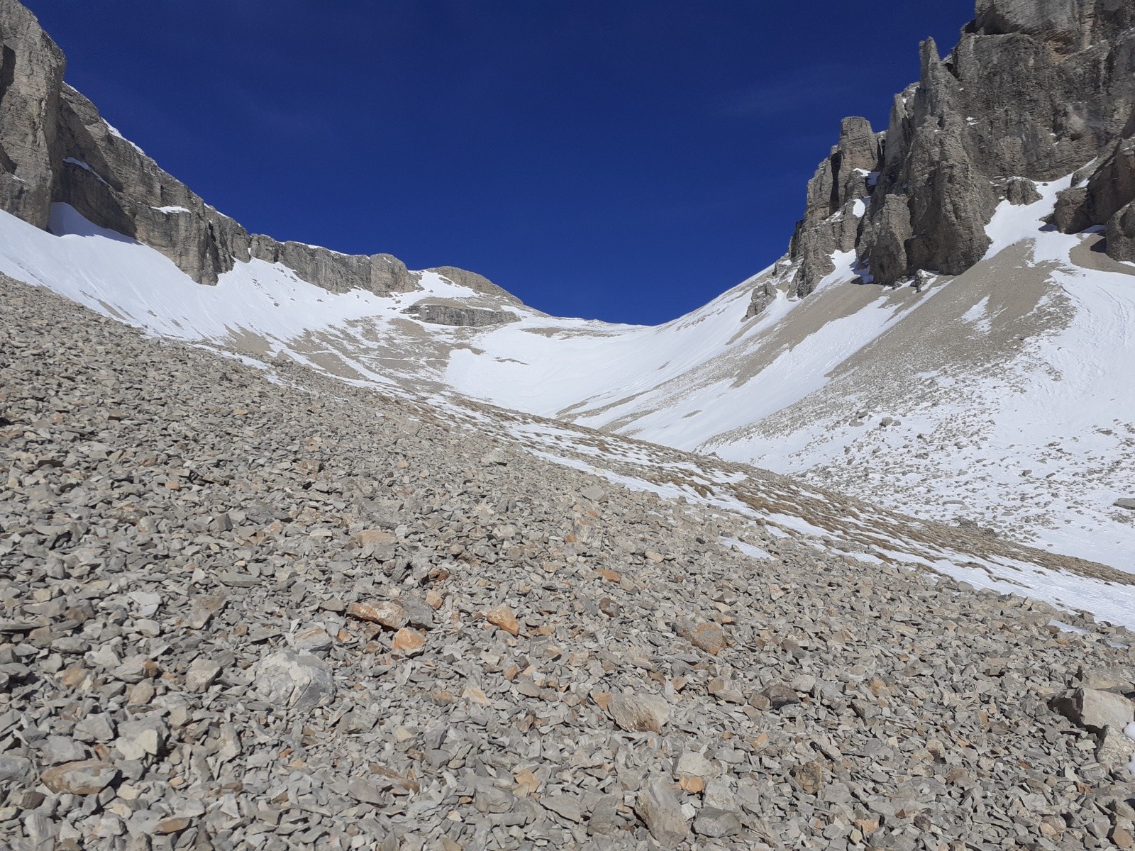 Combe de mai pelée par le vent au dessus du verou 