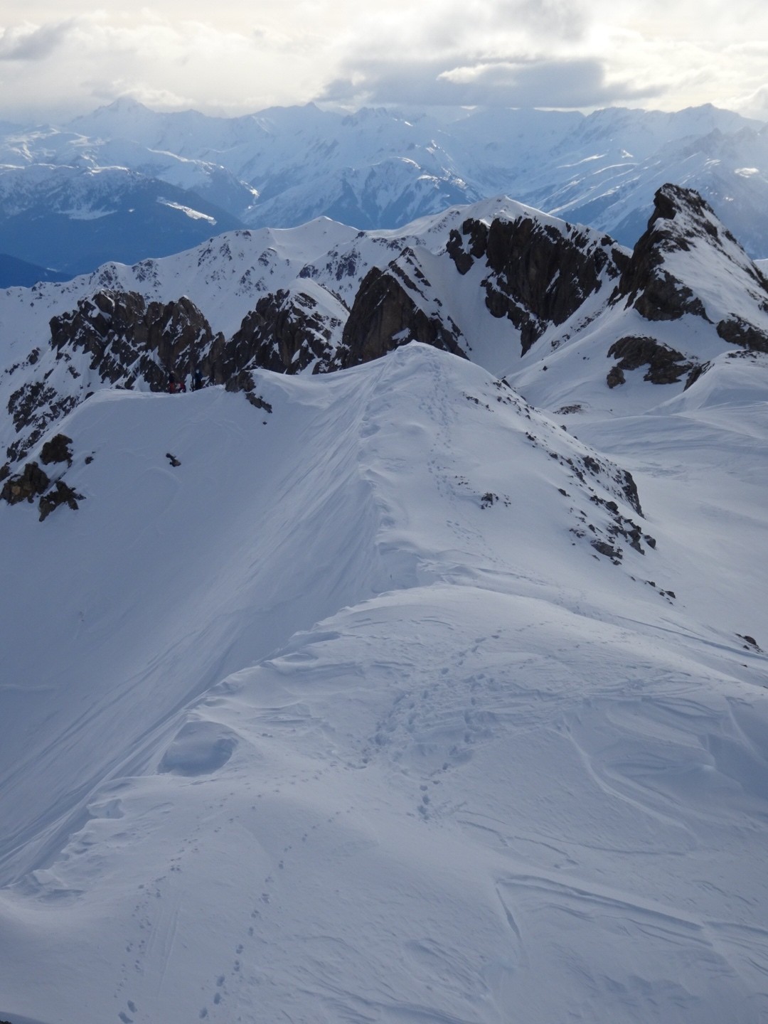 Crête du Roc de la Charbonnière avec entrée du couloir Est à gauche