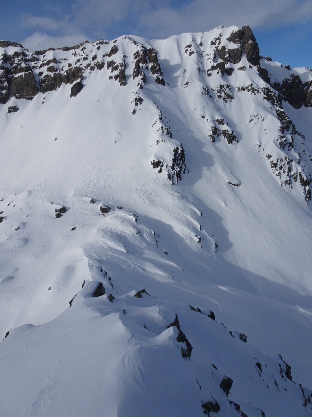 On voit en face le couloir Est du Roc de la Charbonnière pour la suite du programme 