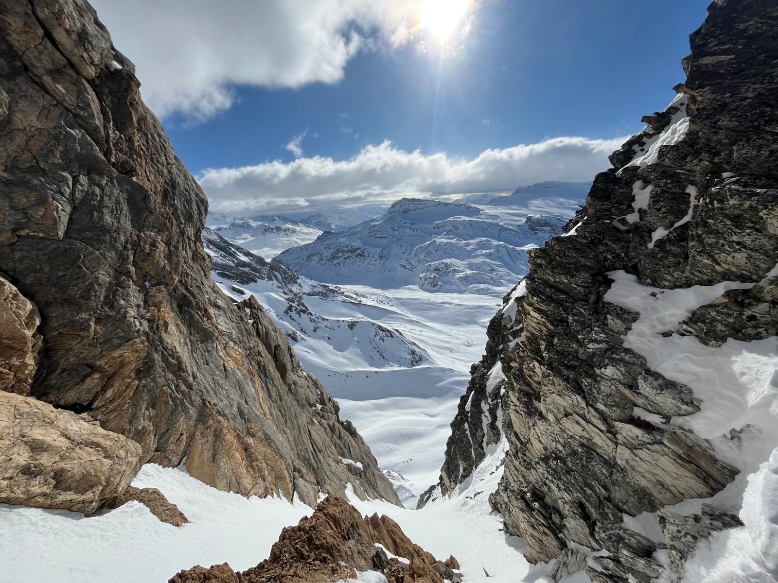 J2: arrière-cour de la fenêtre de la Glière. On pensait que ça pouvait descendre et en fait pas du tout... 