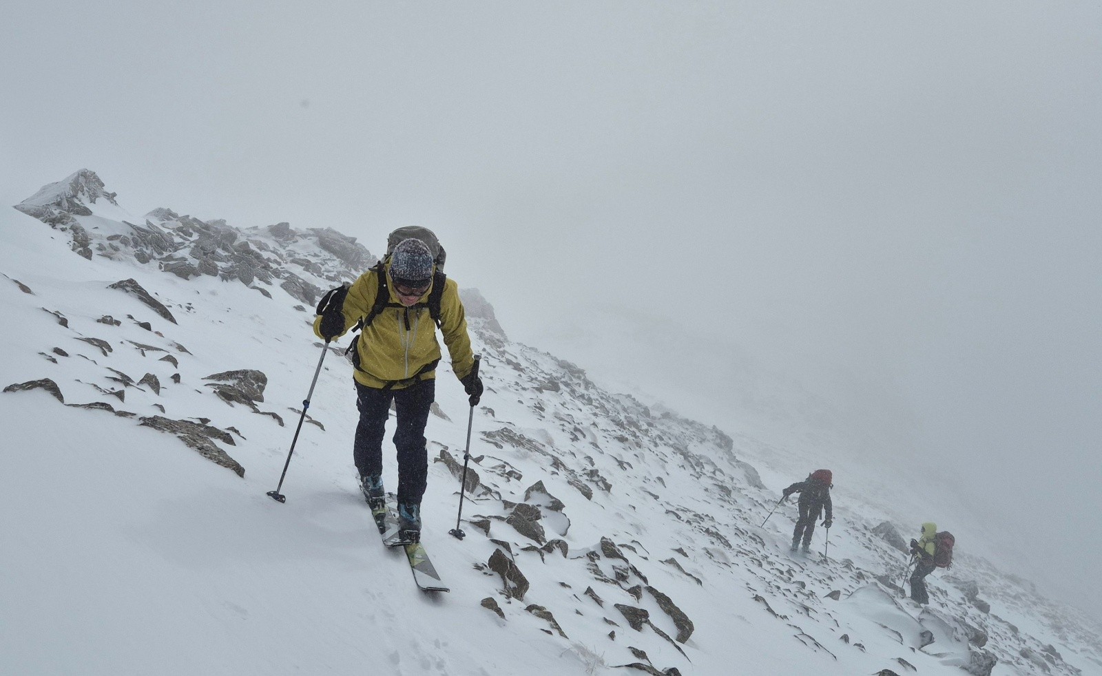  Arrivée sur la crête de la Gardiole . Que de cailloux à 3000 ! Tout à été soufflé par le vent !