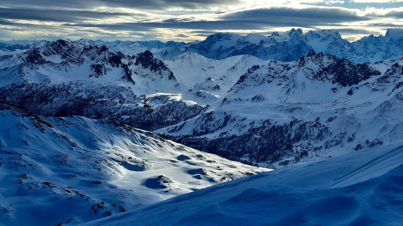 Bel eclairage sur Nevache . Au fond la barre des ecrins, les agneaux .... 