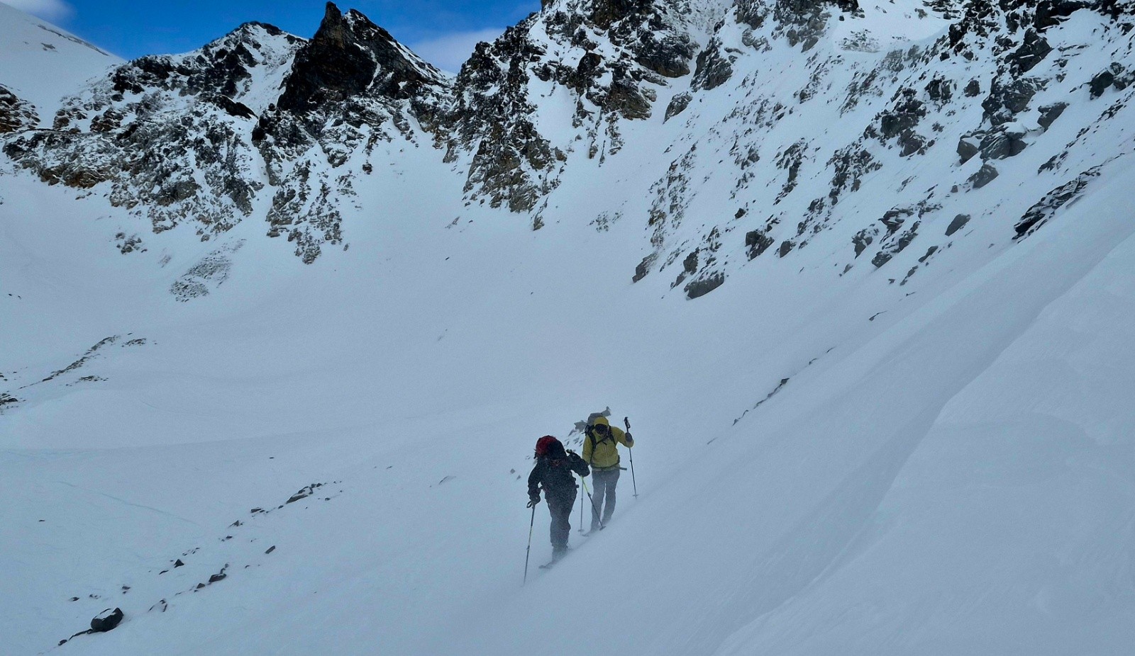  Arrivée un peu délicate par grand vent au col de Valmeinier