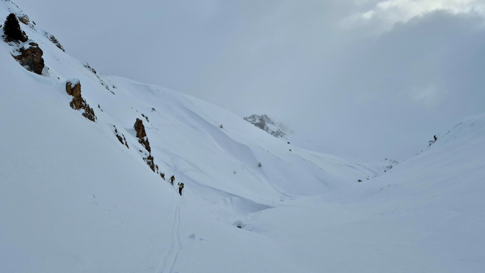  Descente depuis le.col de la Vallee Étroite.  Le versant Ouest qu on vient de descendre etait un peu délicat. Mieux vaut remonter pour aller direct vers le Lavoir 