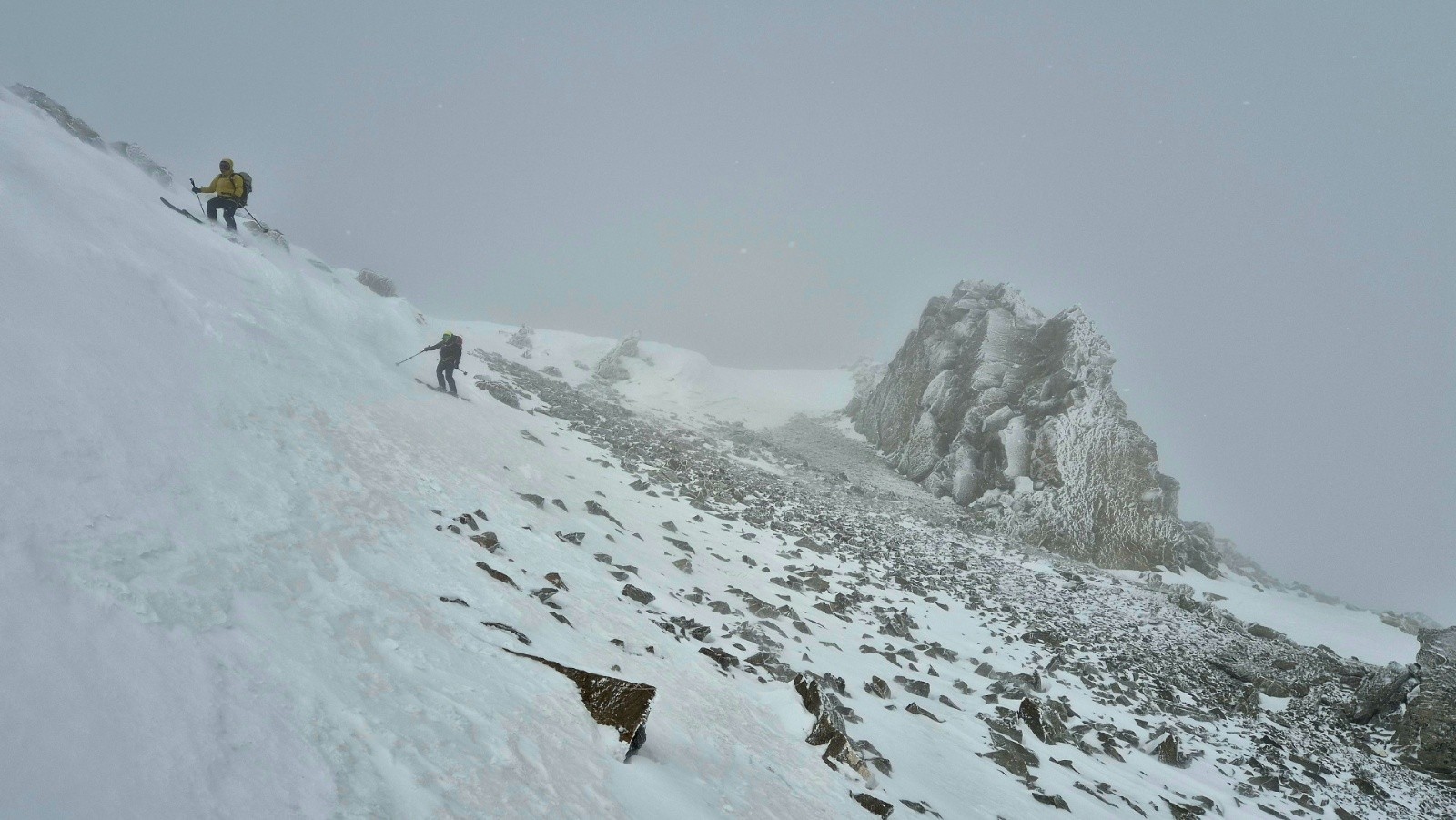  Descente directe raide depuis le sommet du pic du lac Blanc. Une écharpe de neige nous permet de rejoindre la face.