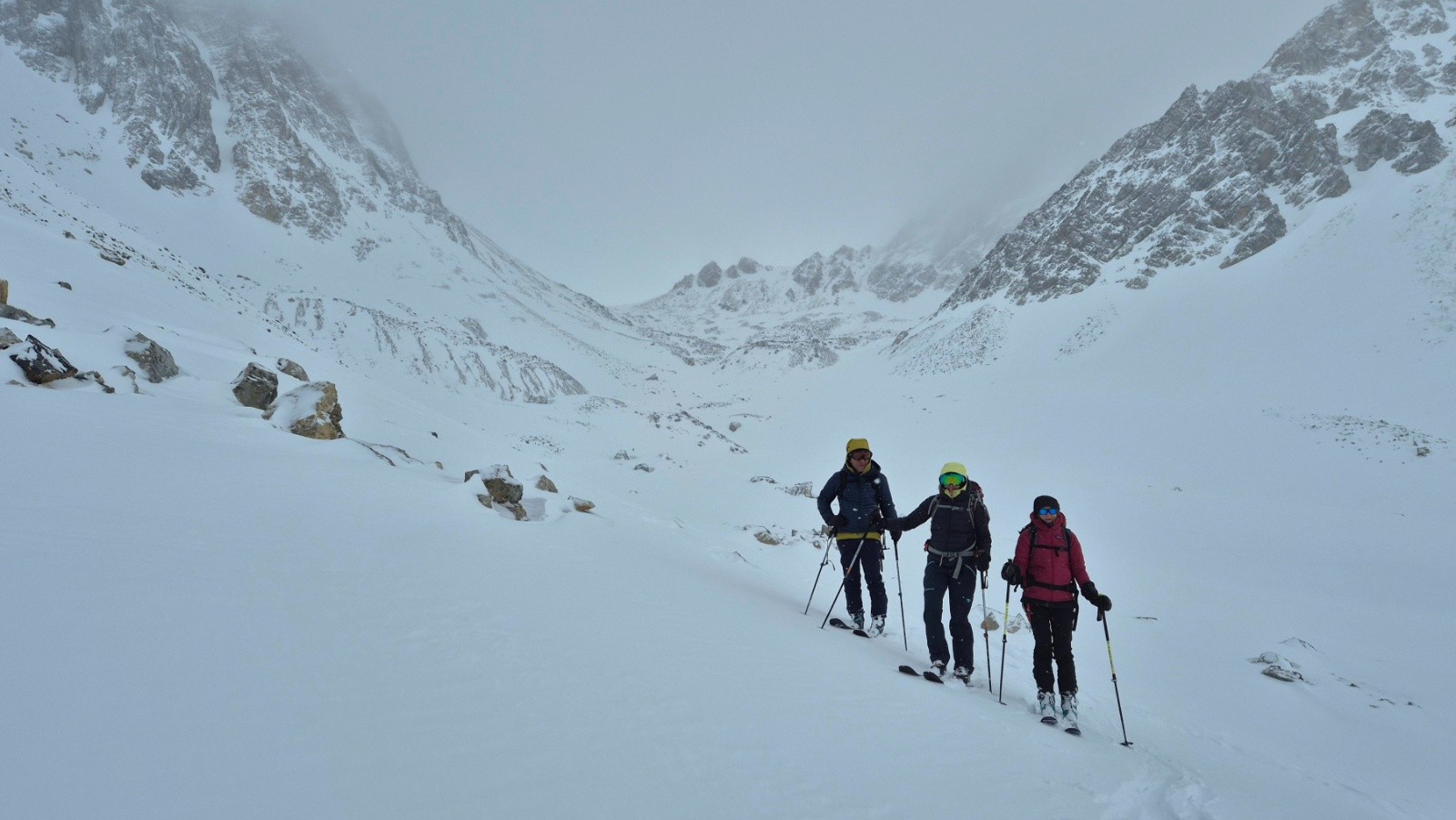  Descente depuis le col du Vallon vers la vallée étroite. Plus on descente plus il y a de neige