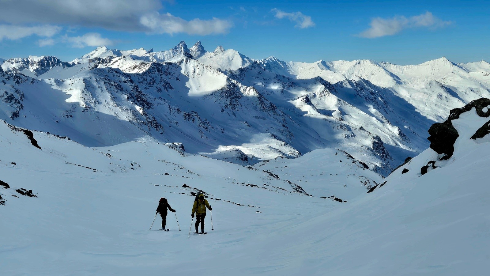  Dans la montée. Au fond les aiguilles d Arves