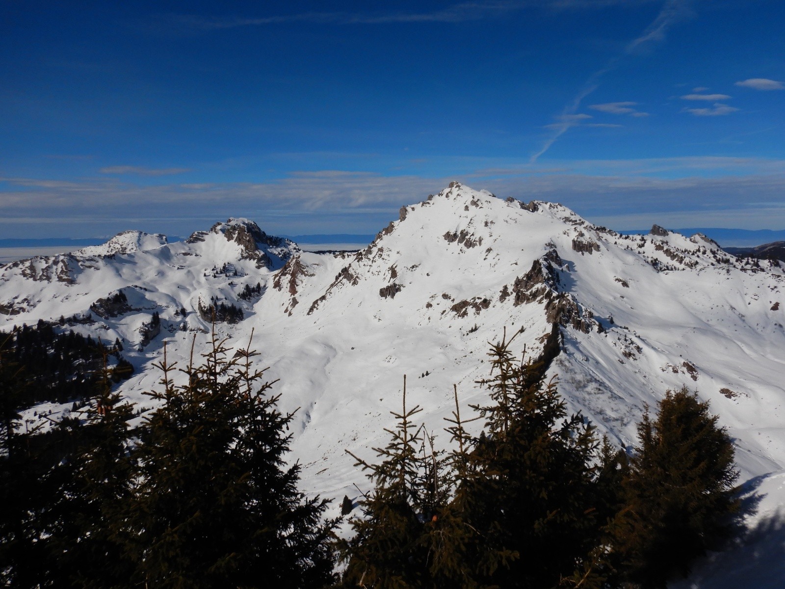 Les trois sommets des jours précédents, à savoir, Haute Pointe, Chavasse et Chalune de gauche à droite