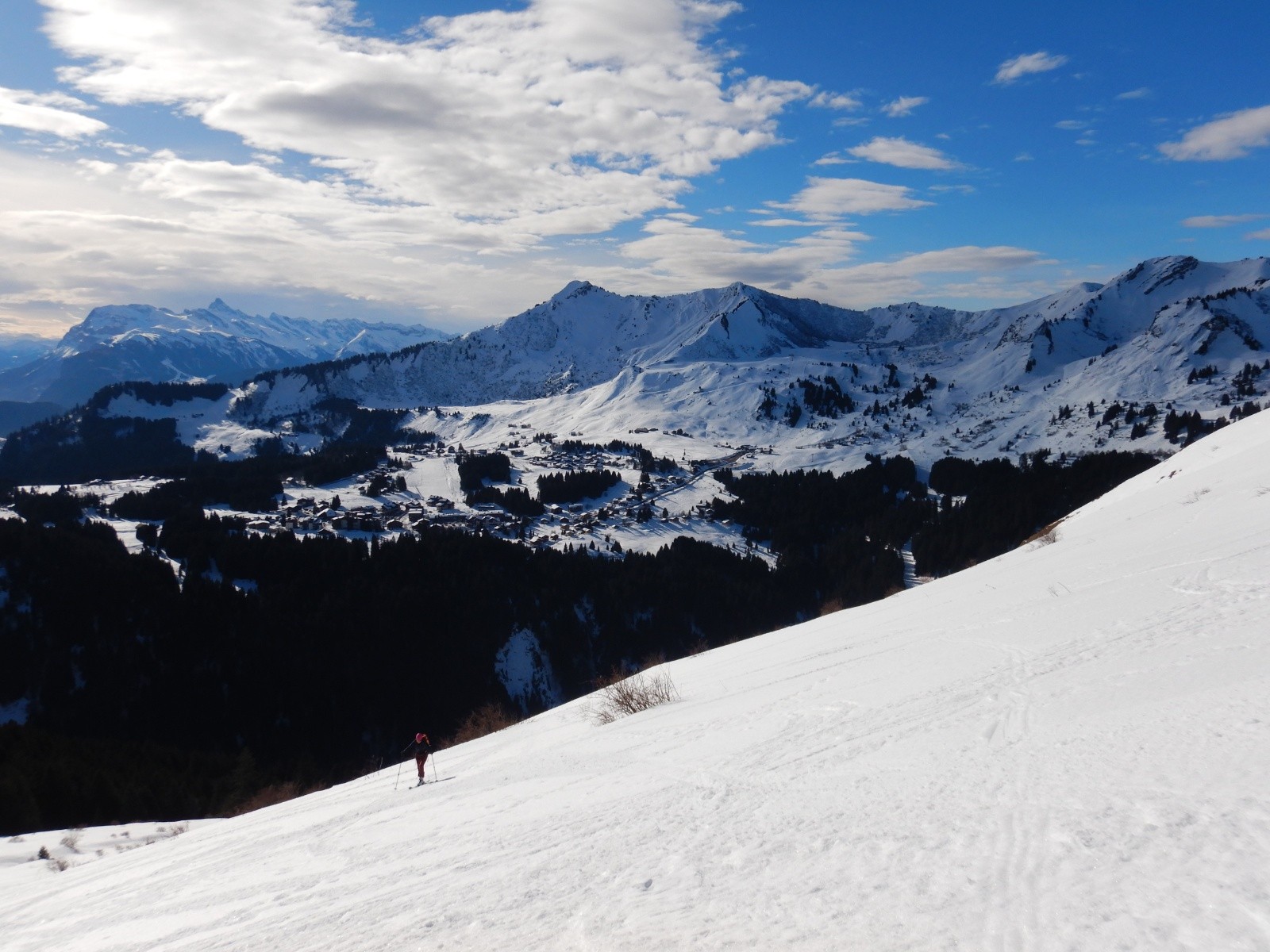 La remontée de la face avec Praz de Lys derrière
