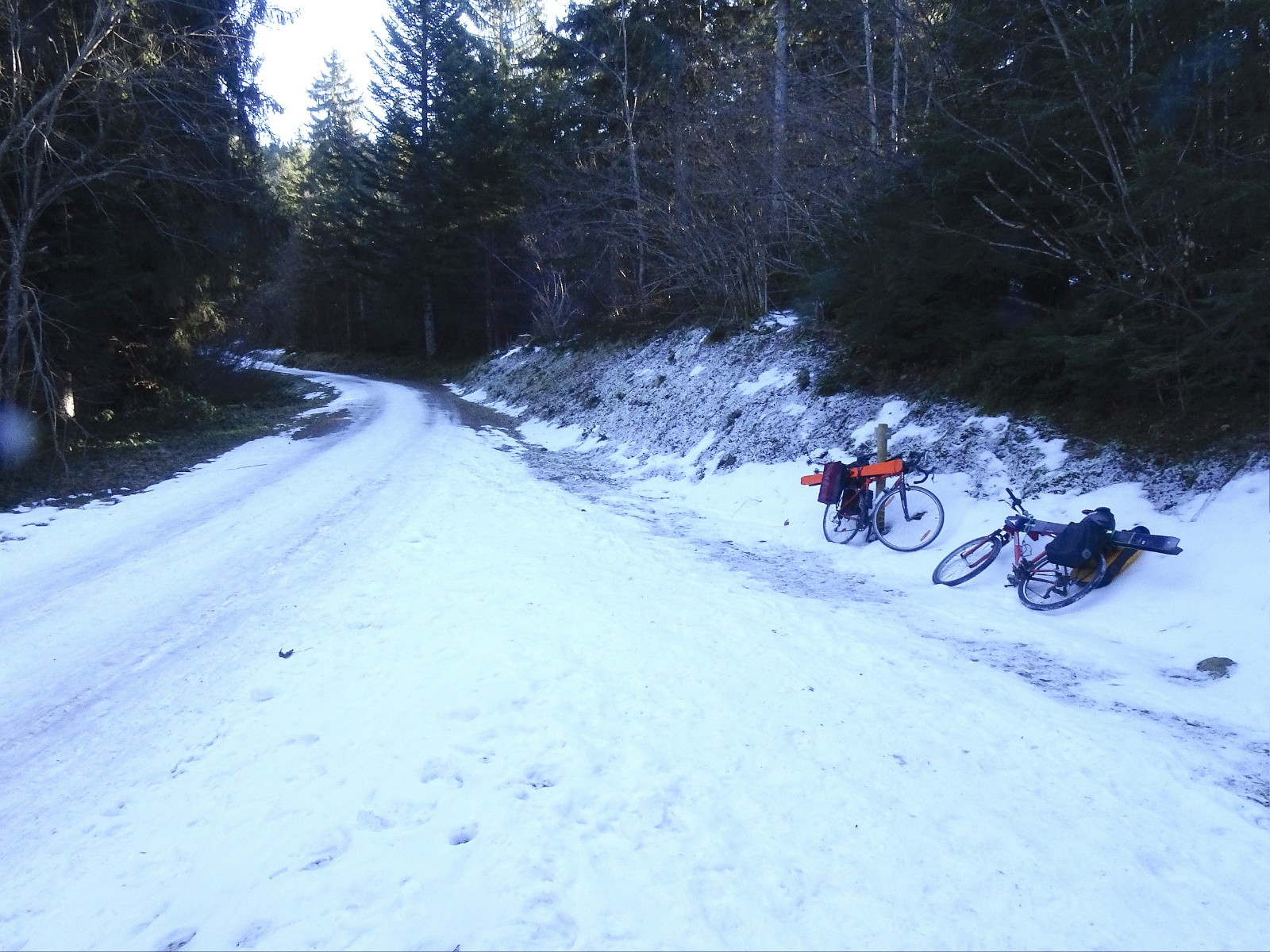 Trop de neige pour le vélo, pas assez pour le ski...