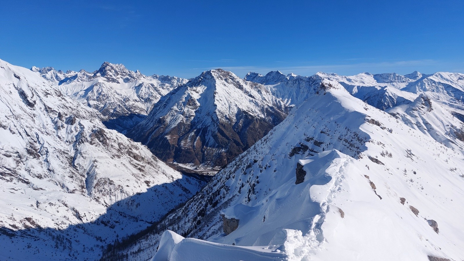 arête de clot lamiande plutôt bien enneigée