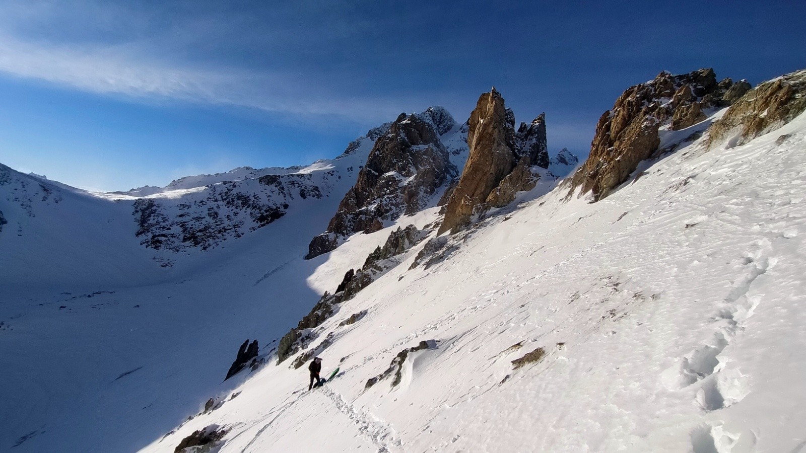  J1 Montée au col des Béraudes, sortie du couloir S/E du pic de la Moulinière au dernier plan (tracé le lendemain)