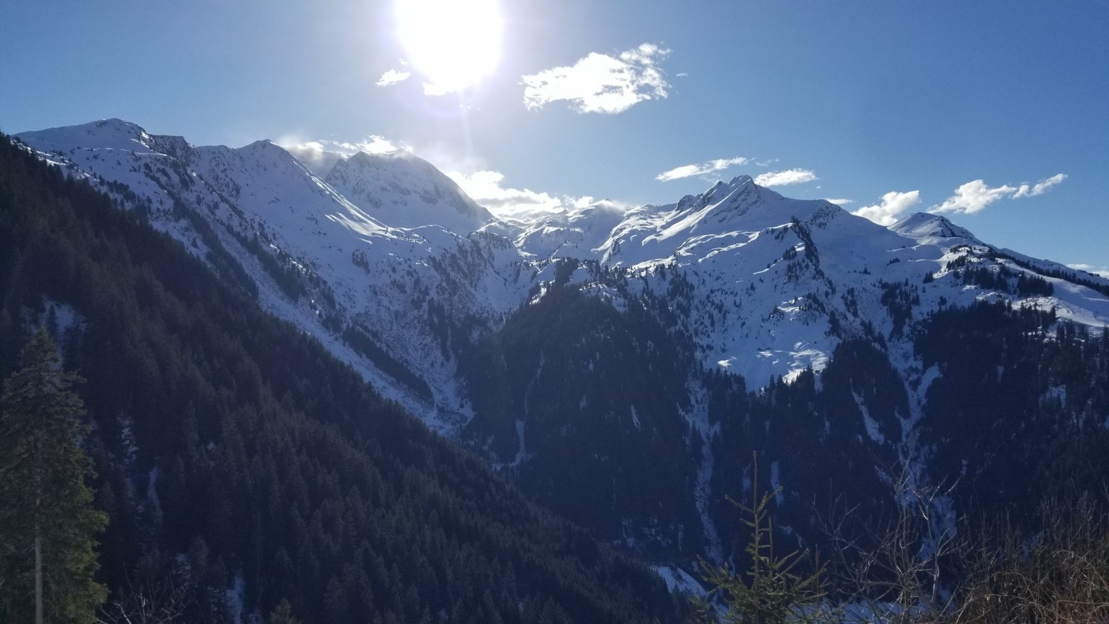 Vue sur le côté pile de l'itinéraire avec le Grand Mont et la Pointe du Dard