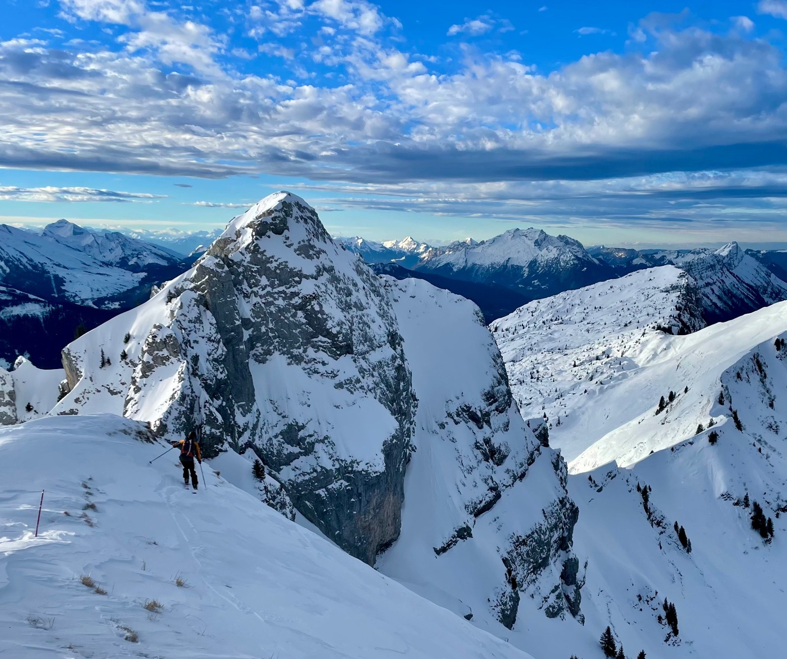 Sur la crête ce pan de neige &nbsp;nous saute aux yeux