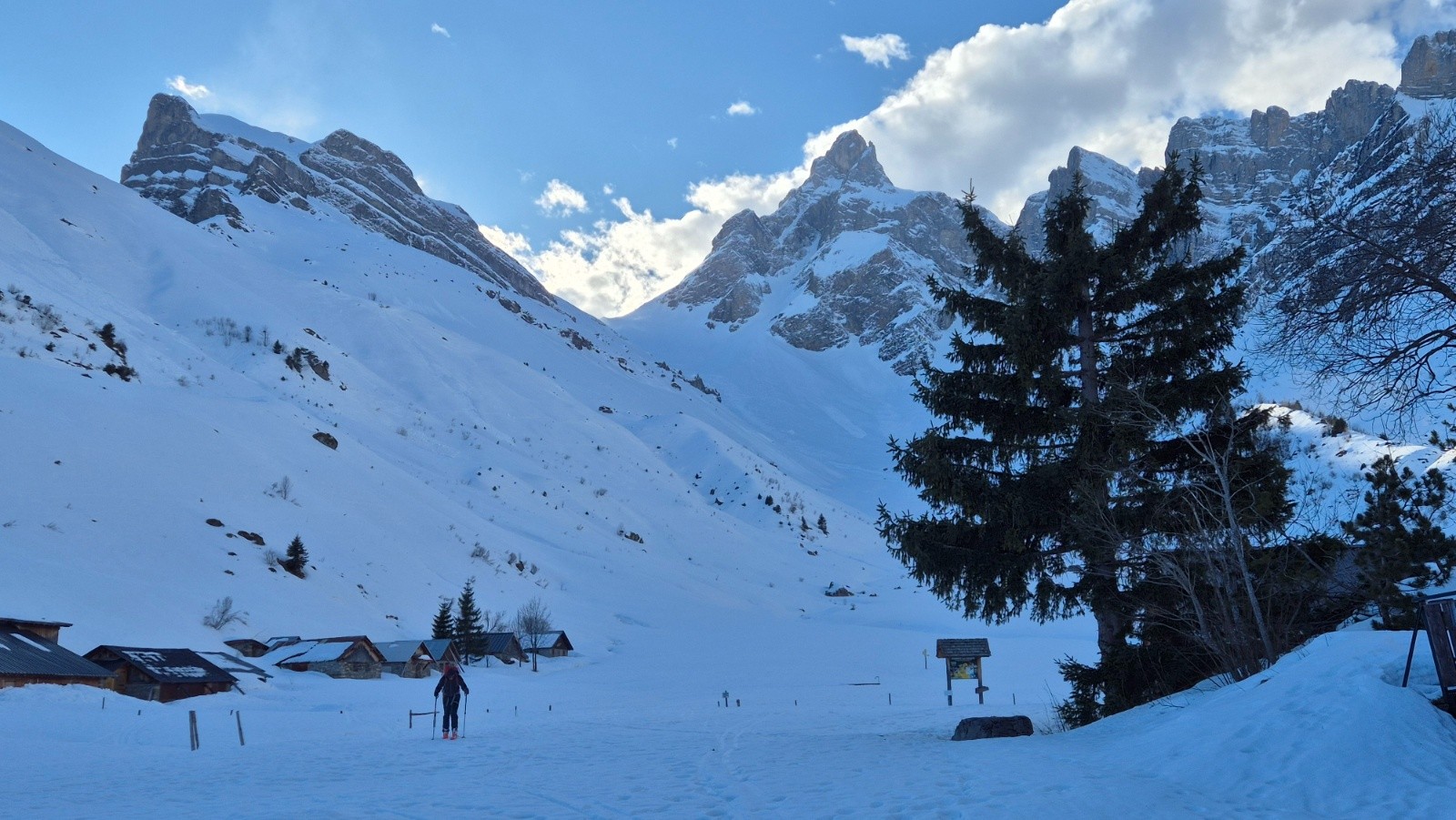 Arrivee au refuge de Doran. Au fond les 4 têtes à G et la pointe Percée à D