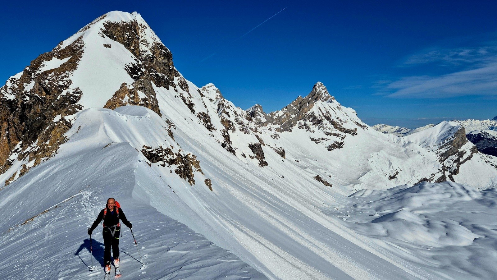 Arrivee au someil au passage de la Gde Forclaz. On voit derriere toute la traversée à effectuer jusqu au col entre la Pte Percee et les 4 têtes.&nbsp;