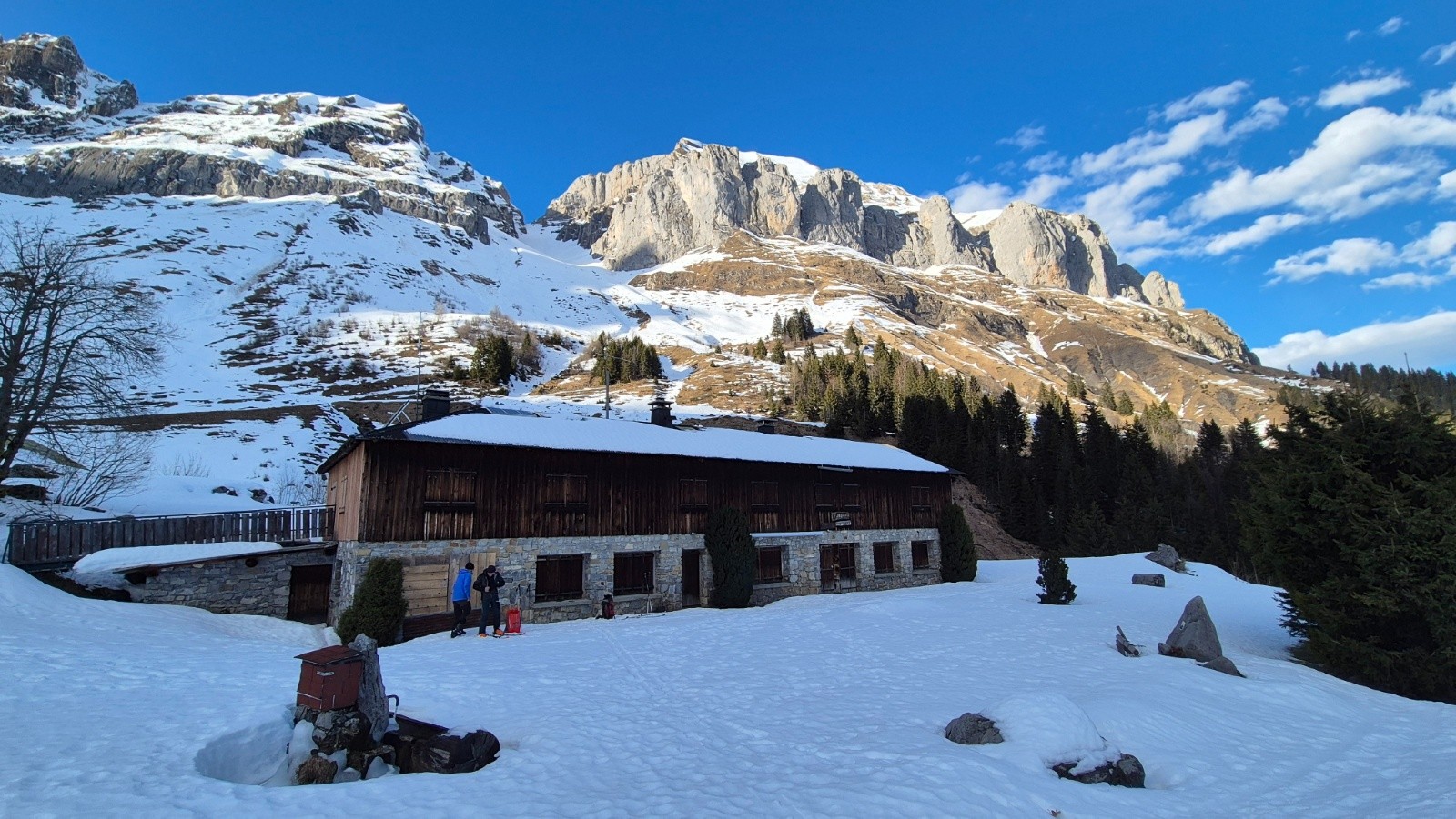 Le refuge de Doran. Fermé. Derrière, la pointe d'Areu et le couloir W&nbsp;