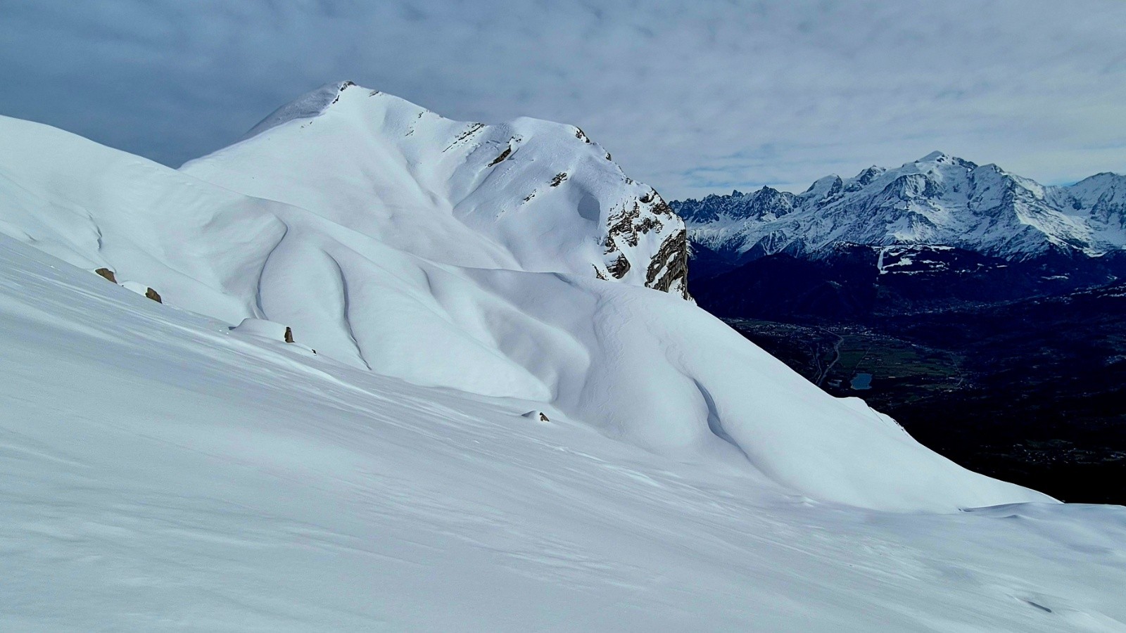 &nbsp;Lé col ’de Doran et le sommetdes 4 tetes a Droite. On a pas l'habitude de le coir de ce coté en hiver