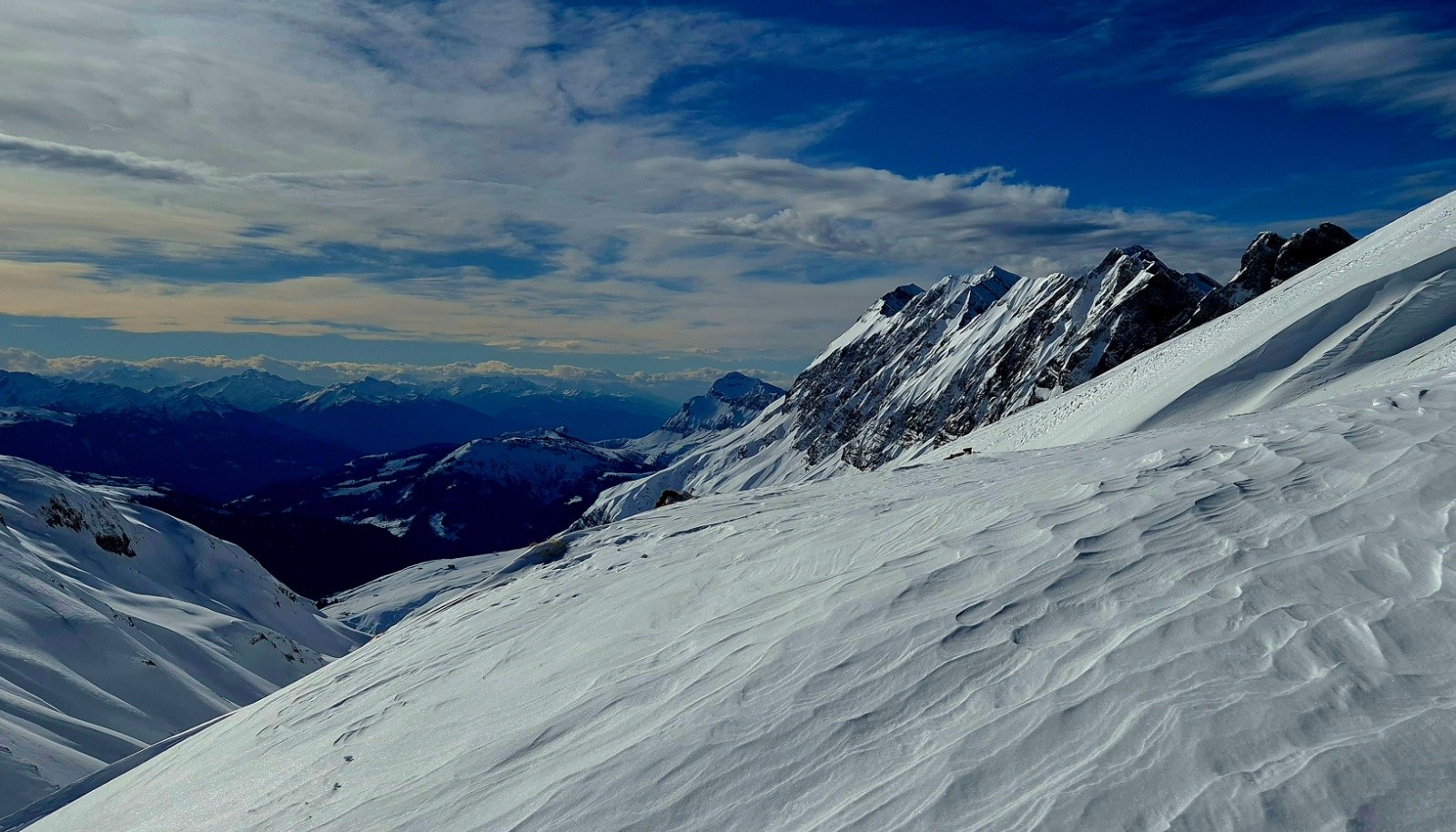 Vue vers l Ouest des Aravis depuis le.passagz de la Gde Forclaz. On devine le coml des Pères