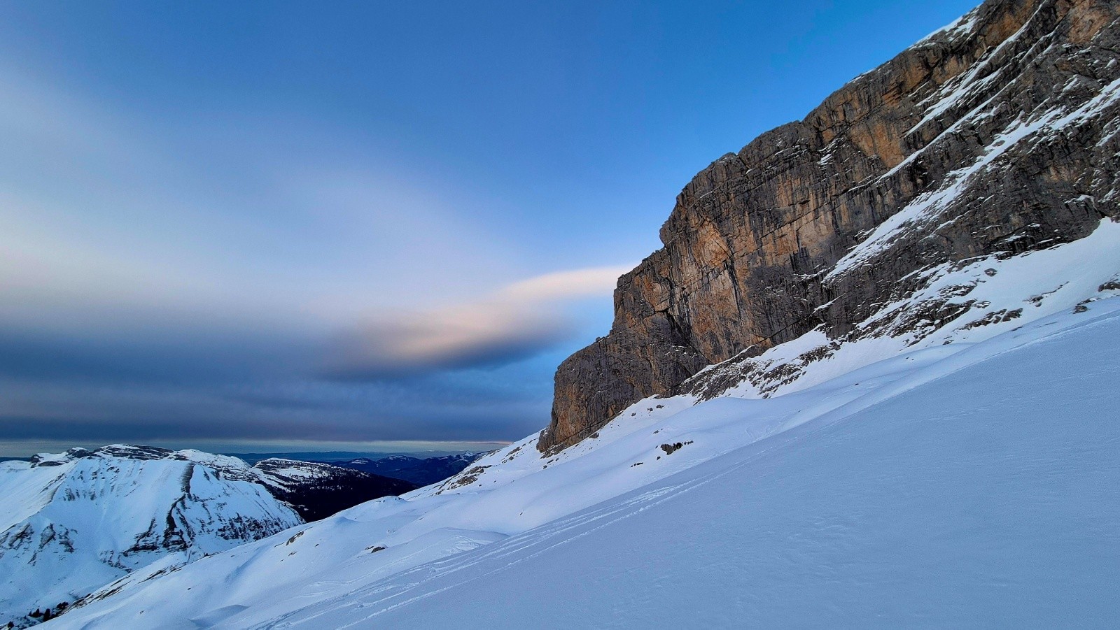 Sous le col des Verts&nbsp; dominé par la Pointe Percée