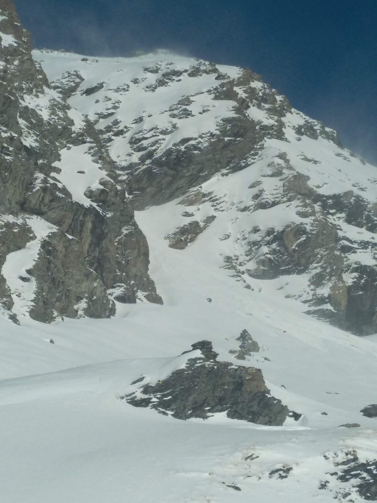 Coulé de fraiche dans le couloir S de roche Chevrière 